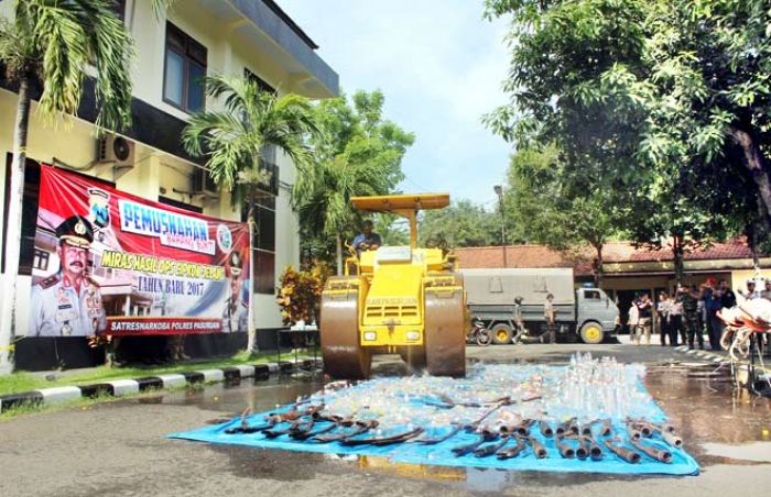 Ribuan Botol Miras dan Belasan Knalpot Brong Hasil Razia Dimusnahkan Polres Pasuruan