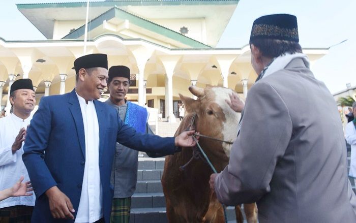 Wali Kota Kediri Serahkan Hewan Kurban dan Tinjau Pemotongan di RPH dan Ara Dandangan