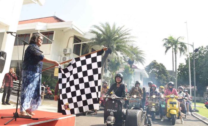 Pj Wali Kota Kediri Riding Vespa Bareng Puluhan Komunitas di Hari Kartini