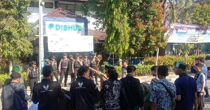 Kesal Truk Pemuat Tambang Tak Taat Aturan, HMI Gresik Demo Dishub