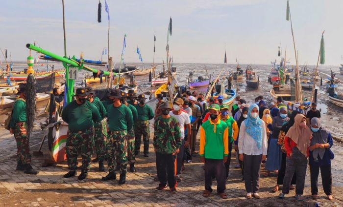 Peringati HUT ke-76 Korps Marinir, Wawali Pasuruan Pimpin Upacara dan Bersih Pantai