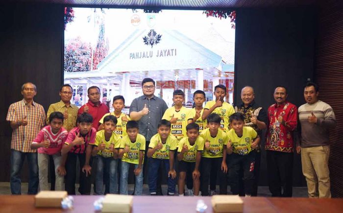 Jelang Tanding di Vietnam, Bupati Kediri Beri Hadiah Sepatu Bola ke 12 Siswa SSB