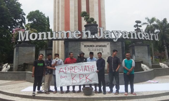 Apresiasi Kinerja KPK, Sejumlah Mahasiswa Gelar Aksi Damai di Depan Alun-alun Sidoarjo