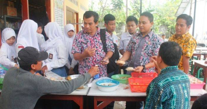 Sidak, Dinkes Bojonegoro Sita Puluhan Jenis Jajanan Sekolah Berbahaya