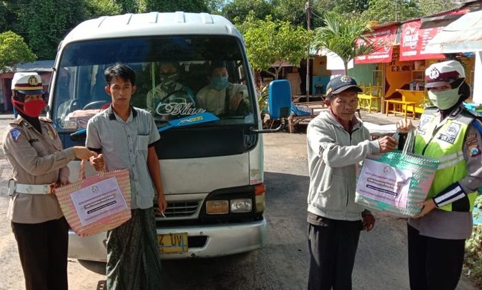 Peduli Warga Terimbas Covid-19, Bhayangkari Polres Pamekasan Bagikan Sembako