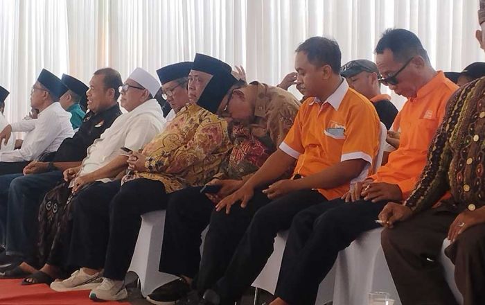 Dampingi Fattah Jasin Daftar Bacabup Pamekasan ke KPU, Mantan Gubernur Jatim Tertidur di Kursi