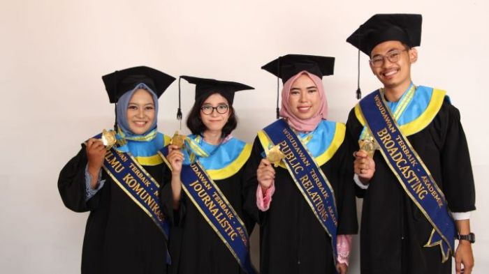 Ini Stikosa-AWS Bung! Kuliah Sambil Bekerja Bisa Jadi Wisudawan Terbaik