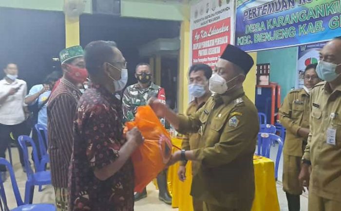 Sambangi Korban Banjir, Bupati Gus Yani Sampaikan Segera Tanggul Kali Lamong Agar Tak Meluap