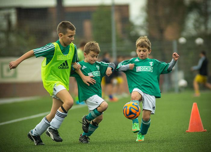 5 Manfaat Bermain Sepak Bola bagi Anak, Apa Saja?