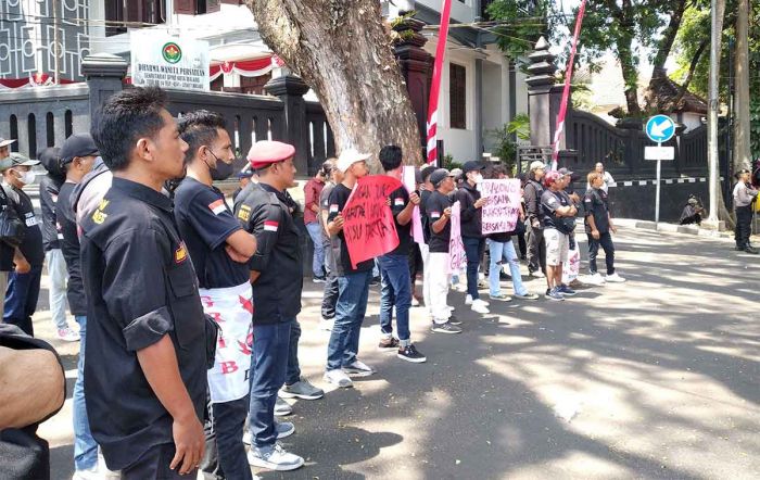 Tuntutan Aliansi Rakyat Indonesia Maju saat Demo di Balai Kota Malang