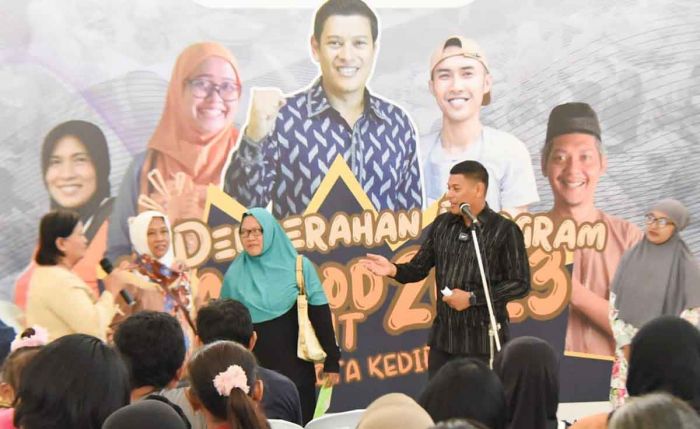 Disambut Bahagia para Penerima, Wali Kota Kediri Kembali Serahkan Bantuan Modal Usaha DBHCHT 2023