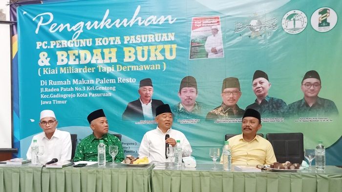 Peserta Bedah Buku Kiai Miliarder Tapi Dermawan di Kota Pasuruan Membeludak hingga ke Luar Halaman