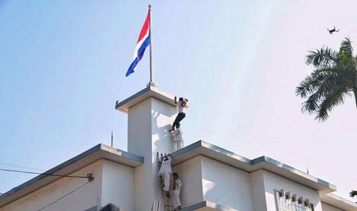 Begini Pesan Risma di Momen Perobekan Bendera Hotel Oranye