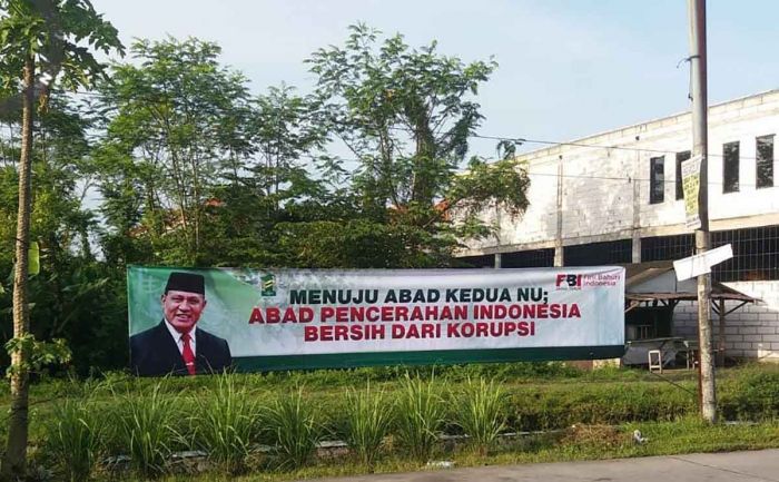 Resepsi Puncak Satu Abad NU, Spanduk Pesan Antikorupsi Bergambar Firli Bahuri Hiasi Sidoarjo