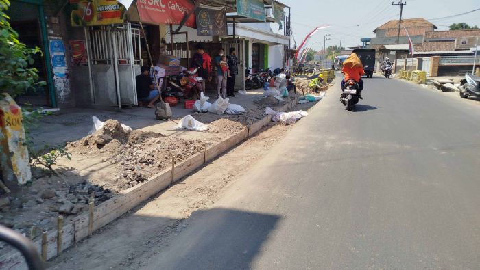 Kurangi Kemacetan, Dinas PUPR Jombang Lebarkan Jalan di Sejumlah Titik Stategis