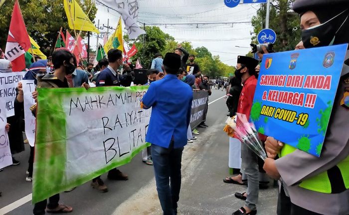 Polisi dan Mahasiswa Adu Poster Dalam Aksi Demo Tolak Omnimbus Law UU Cipta Kerja di Kota Blitar