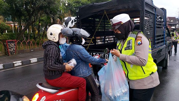 Ramadan 1443 H, Satlantas Polres Batu Berbagi Takjil