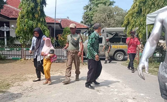 Satpol PP Pamekasan Amankan Bocah yang Disuruh Ibunya untuk Ngamen