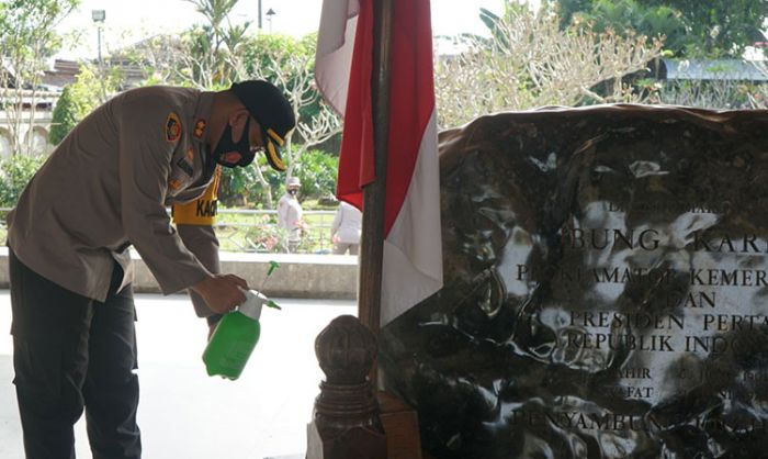 J​elang HUT Kemerdekaan RI ke-75, Polisi di Blitar Bersih-Bersih Makam Bung Karno