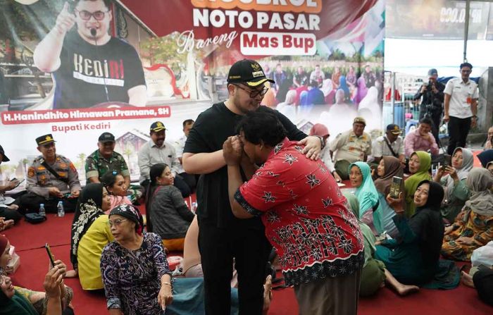 Sampaikan Aspirasi, Pedagang Pasar Kandangan Menangis Dipelukan Bupati Kediri