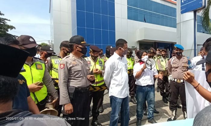 Sepuluh Pemuda Datangi BRI Bangkalan, Tuntut Kejelasan Penarikan Dana e-Warong Secara Sepihak