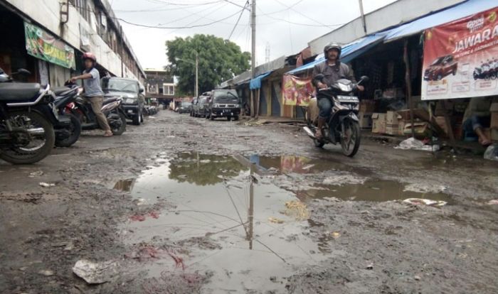 Pedagang Pasar Sayur Batu Keluhkan Jalan Rusak