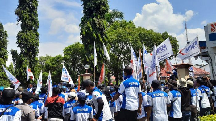 PHK Sepihak 33 Pekerja, Ribuan Buruh Gruduk Kantor IKSG Tuban