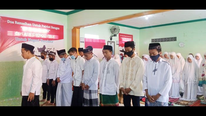 Puluhan Santri Ponpes Ash Shomadiyah Tuban Gelar Salat Gaib untuk Awak KRI Nanggala 402