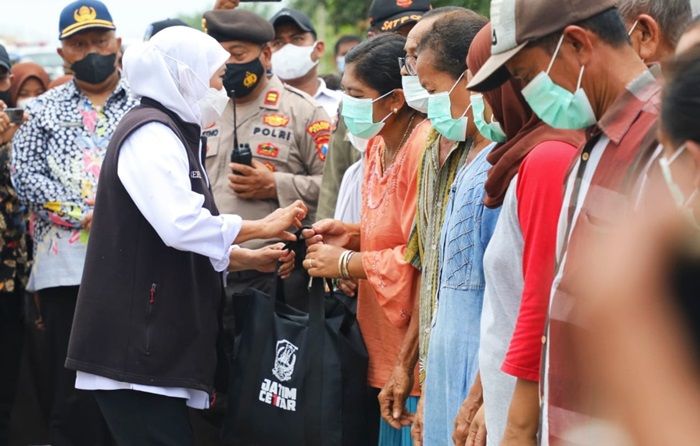 Serahkan Santunan kepada Ahli Waris, Khofifah Harap Jembatan Kanor - Rengel Rampung Akhir Tahun Ini