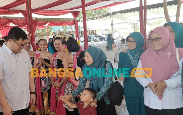 Mas Dhito Serahkan Hadiah Juara Lomba Desa dan 10 Program Pokok PKK se-Kabupaten Kediri 2023