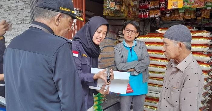 Satpol PP dan Bea Cukai Malang Sobo Kampung di Pakis, Sosialisasikan Gempur Rokok Ilegal