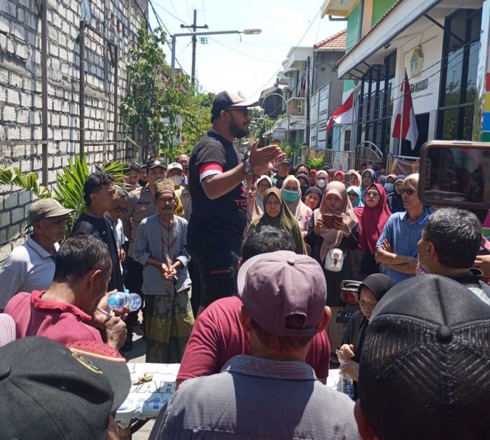 Beras dari Dana CSR Bau dan Tak Layak, Warga Desa Roomo Gresik Demo Kades