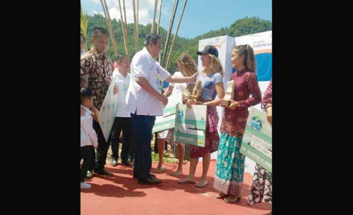 SBY Serahkan Piala kepada Pemenang Asian Surfing Championship Hello Pacitan Flaming of The Sea