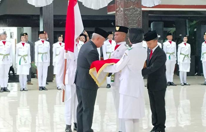 Pj Bupati Nganjuk Kukuhkan Paskibraka HUT ke-79 RI