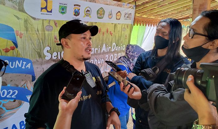 Peringati Hari Air Sedunia ke-30, BPD Desa Punten Batu Bersih-Bersih Sampah di Kali Brantas