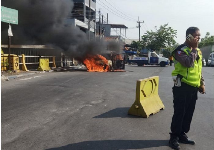 Mobil Karimun Merah Plat L Habis Terbakar di Sidoarjo