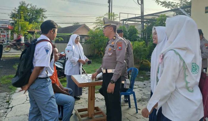 Polisi di Sidoarjo Edukasi Pelajar soal Berkendara