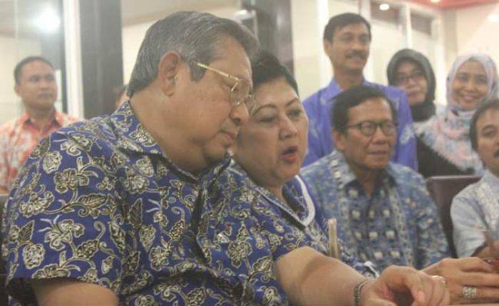 Ditanya Soal Pencapresan Istrinya saat Tour de Java di Tuban, SBY hanya Senyum