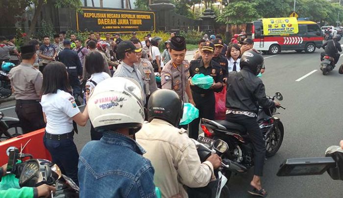 Gandeng Ormas dan Mitra Kamtibmas, Binmas Polda Jatim Bagikan 900 Takjil kepada Pengendara