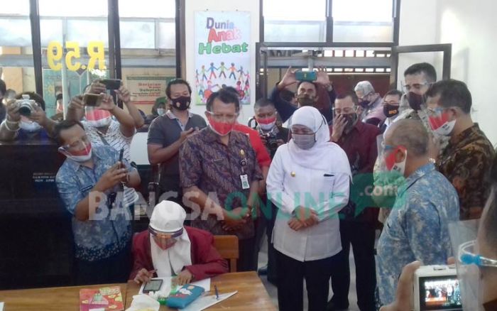 Uji Coba Masuk Sekolah, Gubernur Jatim Kunjungi SMKN 2 Probolinggo