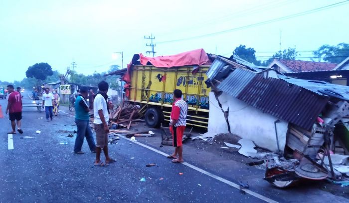 Warga Jombang Tewas Usai Warungnya Tertabrak Truk di Jalan Raya Ploso-Gedek