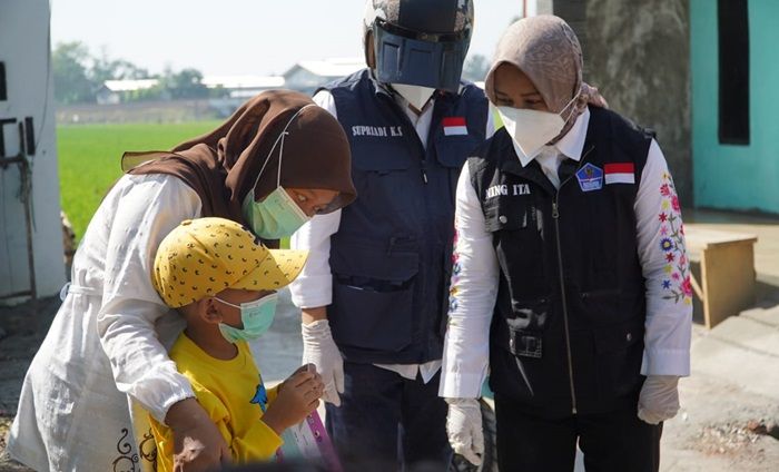 Jumat Berkah, Ning Ita Salurkan Ribuan Paket Sembako kepada Warga Terdampak Pandemi