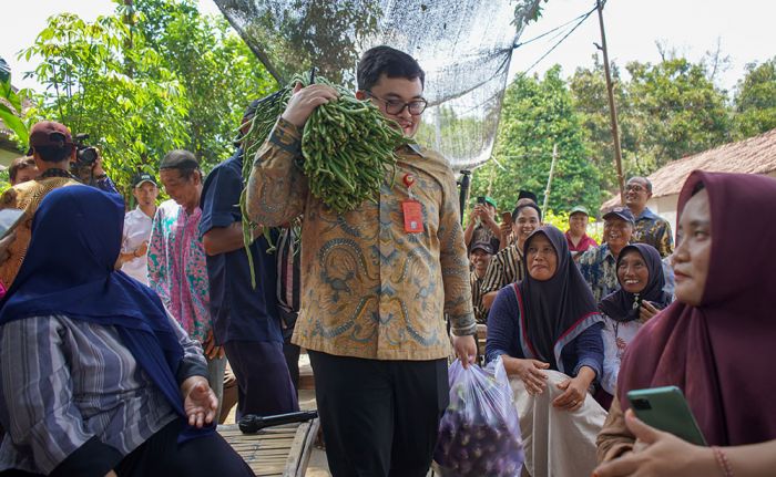 Bupati Kediri Dapat Oleh-Oleh Sayuran Usai Nongkrong Bareng Petani