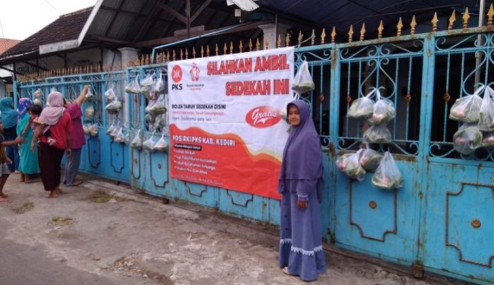 Jumat Berkah, PKS Kabupaten Kediri Bagi-Bagi Sayur Gratis