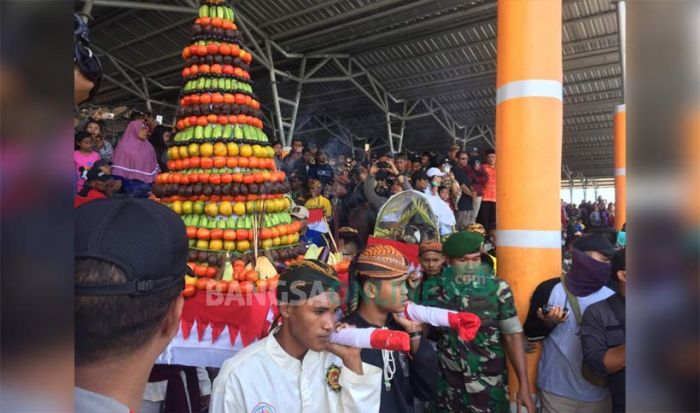 Pertanda Datangnya 1 Suro, Kepala Sapi Dilarung di Pantai Tambakrejo