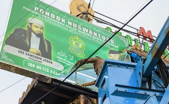 Bikin Resah Warga, Satpol PP Blitar Copot Baliho Samsudin