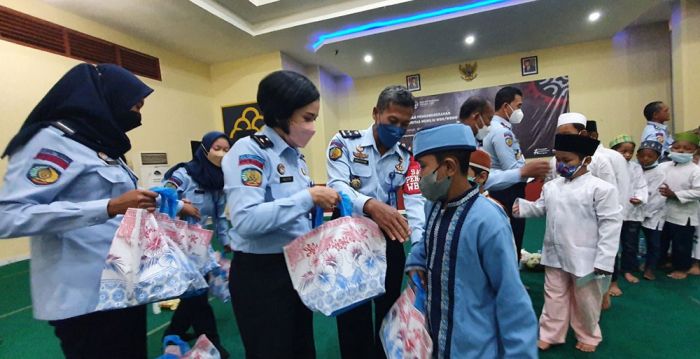 Raih Predikat WBK, Lapas Surabaya Santuni Puluhan Anak Yatim Piatu