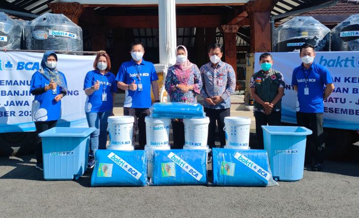 Wali Kota Batu Terima Bantuan Kemanusiaan Banjir Bandang dari BCA