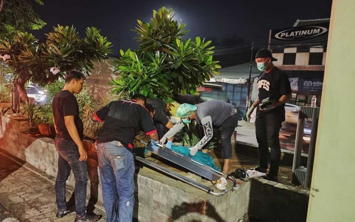 Tunawisma Ditemukan Meninggal Dunia di Taman Pembatas Jalan Dekat JPO Terminal Bungurasih