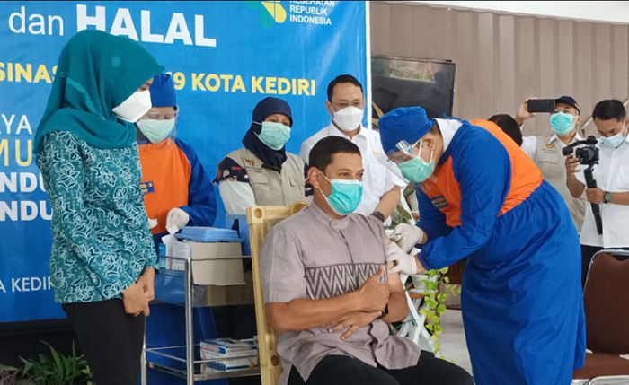 ​Pencanangan Vaksinasi Covid-19, Wali Kota Kediri: Ini Halal, Suci, dan Insya Allah Aman